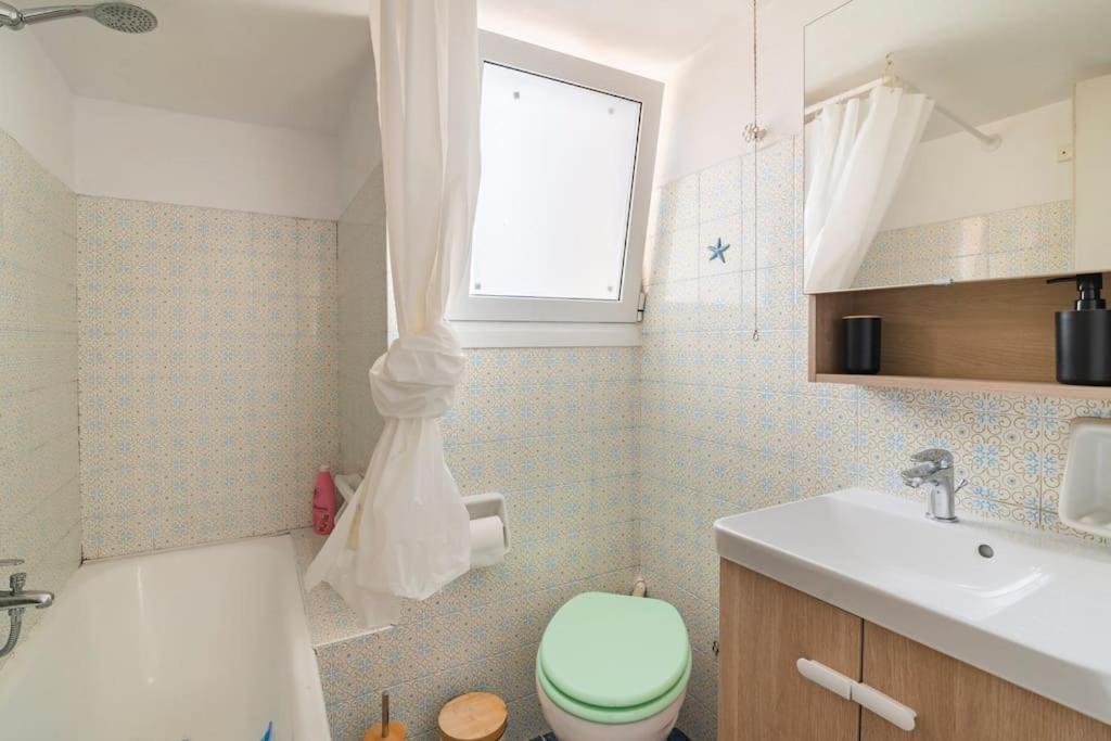 Top Floor Apartment At Petrolona With Big Balcony Atina Dış mekan fotoğraf